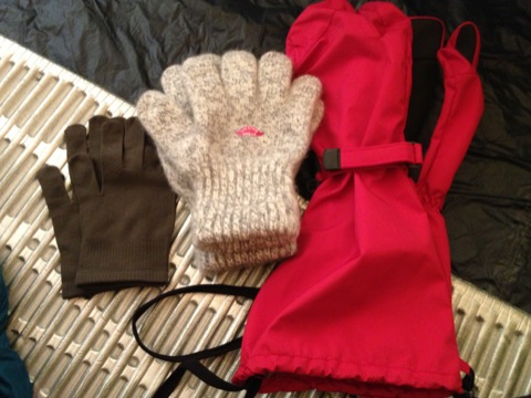 冬用手袋のレイヤリング　未脱脂ウール手袋とオーバーグローブ